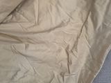 un chat allongé sur un lit recouvert d'une couverture