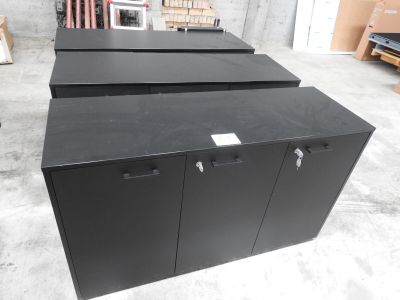 quatre armoires métalliques noires dans un entrepôt, avec une étiquette de prix