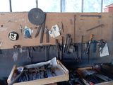 de nombreux outils accrochés au mur du garage