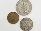 trois types de pièces différents posés sur une surface blanche