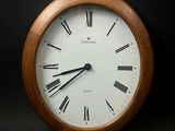 une horloge en bois avec des chiffres romains sur le cadran