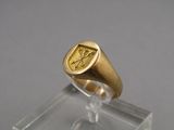 une image représentant une bague en or ornée d'un symbole maçonnique