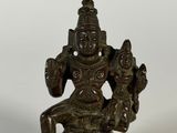 une statue en bronze d'une femme tenant un enfant dans ses bras