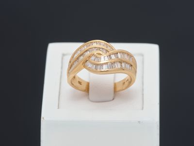 une image représentant une bague en or sertie de diamants taille baguette