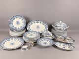 un ensemble d'assiettes et de bols bleus et blancs posés sur une table