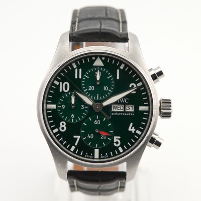 une montre avec un cadran vert et un bracelet en cuir noir