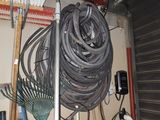 une photo d'un garage avec tout un tas d'outils accrochés au mur