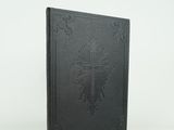 un livre noir avec une croix sur la couverture