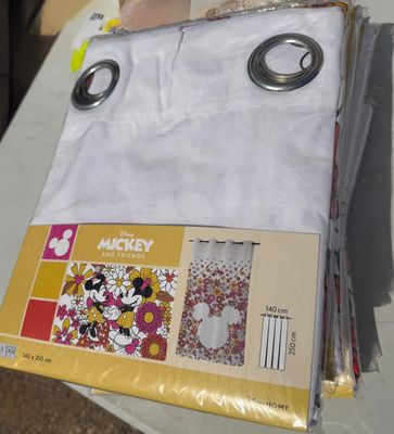 une pile de serviettes Mickey Mouse posée sur une table