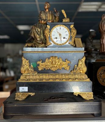 une horloge posée sur une table