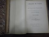 un livre ouvert sur une table, sur laquelle figure une photo de Paris