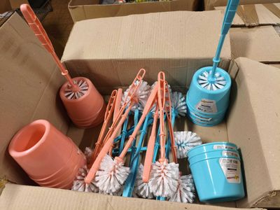 une boîte en carton remplie de produits d'entretien et d'une tasse