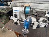 une machine posée sur une table dans un garage