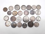 une image représentant un tas de vieilles pièces de monnaie posées sur une surface blanche