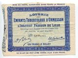 un gros plan sur un morceau de papier sur lequel figure une image