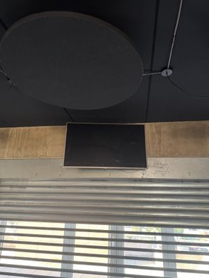 une photo d'une enceinte fixée au plafond dans une pièce