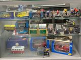 une vitrine en verre contenant divers véhicules miniatures