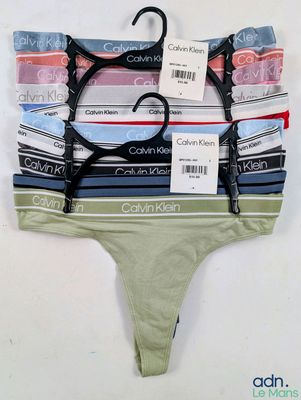 un gros plan sur un ensemble de sous-vêtements suspendus à un cintre