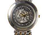 une image représentant une montre sur laquelle est posée une pièce de monnaie
