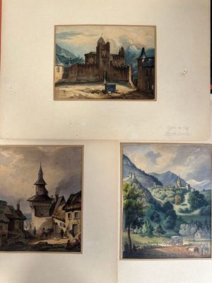 des tableaux accrochés au mur d'une pièce où se trouvent un canapé et une table