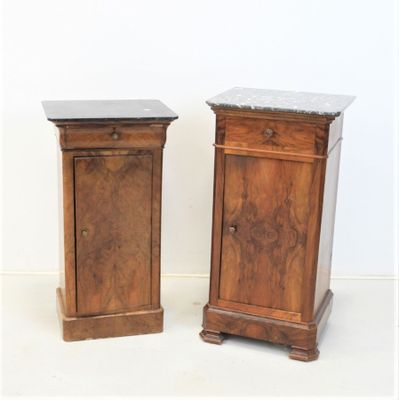 paire de tables de chevet anciennes en bois, avec plateau et pieds en marbre