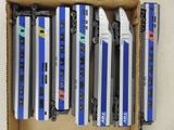 beaucoup de wagons bleus et blancs dans une boîte