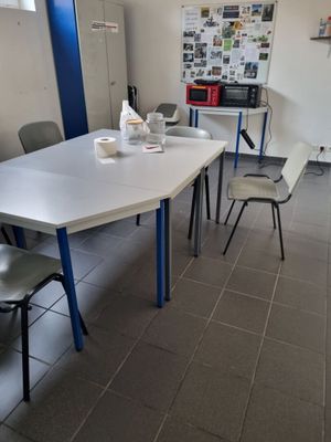 Ensemble des tables se trouvant dans la salle de pause (x5), ainsi que - Photo 1