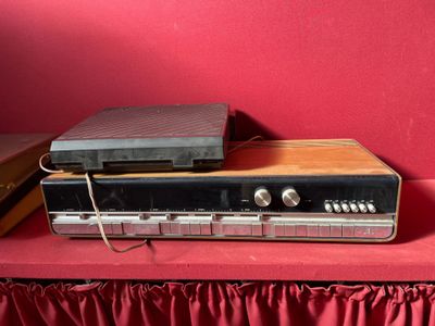une radio posée sur une table, à côté d'un livre
