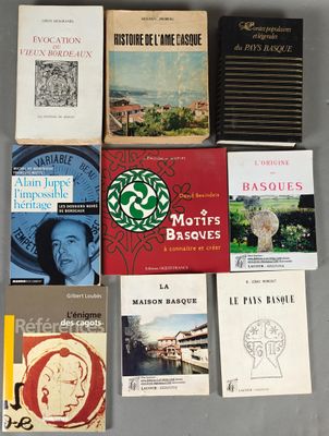 Plusieurs livres sont disposés sur une table devant un fond gris.