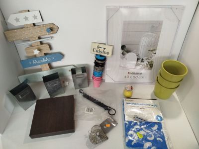 many items that are sitting on a shelf in a room