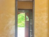 un miroir accroché au mur d'une pièce