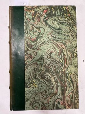 un vieux livre posé sur une table recouverte de marbre
