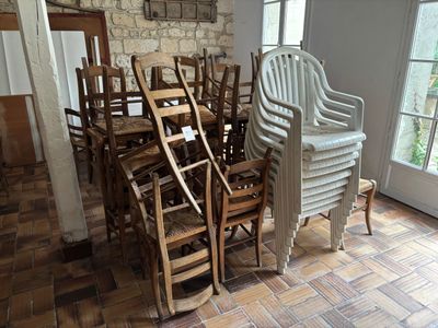 plusieurs chaises et une table dans une pièce aux murs en briques