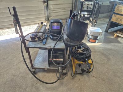 beaucoup de matériel de soudure dans un garage