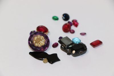 un petit assortiment de bijoux sur un fond blanc
