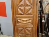une grande armoire en bois surmontée d'une porte