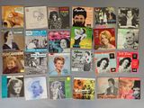 beaucoup de magazines accrochés au mur d'une pièce