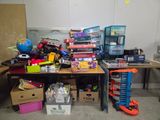 beaucoup de jouets sur la table dans la pièce