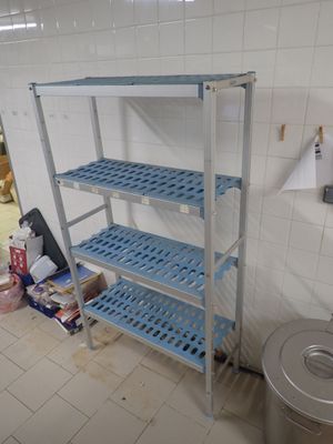 une étagère bleue dans un coin de la pièce