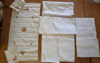 522 / CH-B5 / Lot de petites nappes en coton blanc cert…
