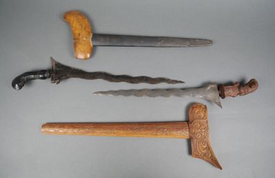 INDONESIE - JAVA & BALI Réunion de 2 kris, fourreau et manch…