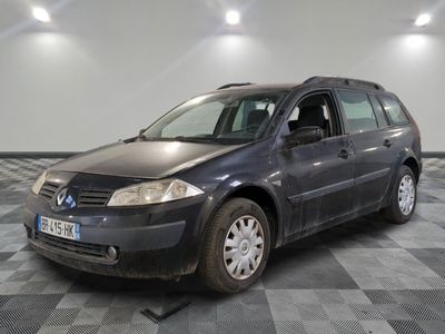 la photo d'une voiture garée dans un garage