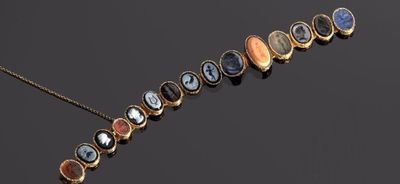 un gros plan sur un collier orné de pierres de différentes couleurs
