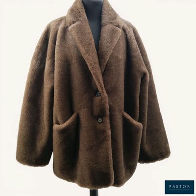 une photo d'un manteau marron sur un mannequin