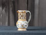 un petit vase posé sur une table recouverte d'un linge bleu