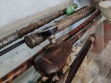 une vitrine en verre sur laquelle sont disposées plusieurs battes de baseball