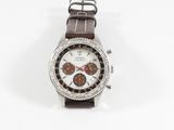 gros plan d'une montre sur une surface blanche