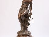 statue en bronze représentant une femme appuyée contre un rocher, posée sur un socle en marbre