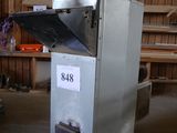 une machine qui se trouve à l'intérieur d'un bâtiment