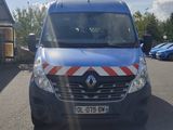 une camionnette bleue ornée d'une bande rouge et blanche, garée sur un parking
